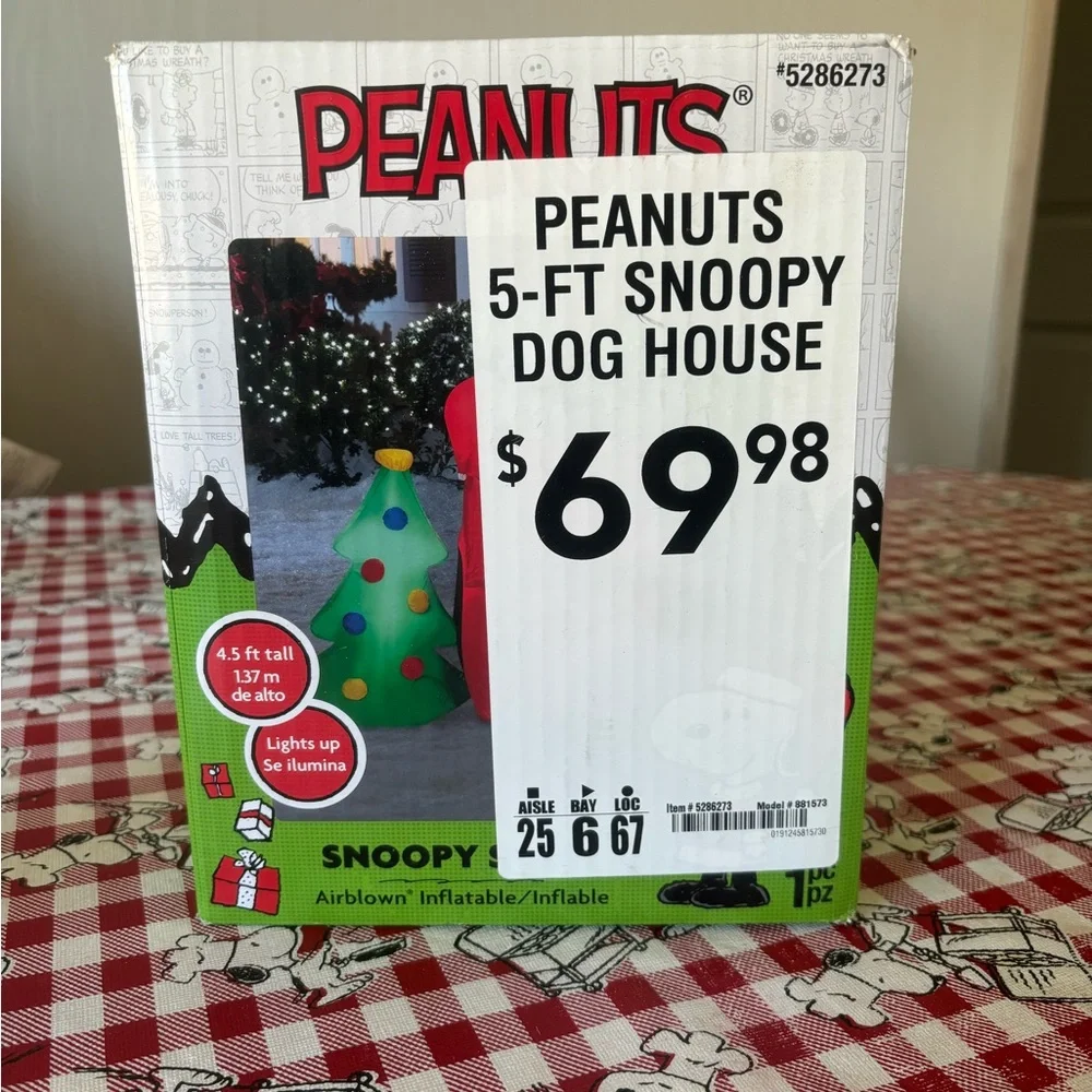 Peanuts 5-ft Snoopy Dog House Inflatable & floor mats